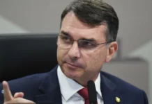 Vaquinha organizada por Flávio Bolsonaro arrecada R$ 1 milhão para famílias de policiais mortos no Rio