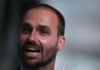 Eduardo Bolsonaro rebate críticas de governador bolsonarista e diz viver ‘no exílio’
