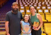 Criança de 8 anos, filha de pais surdos-mudos, ganha prêmio de poesia