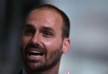 Eduardo Bolsonaro muda tom e elogia “conversa” entre Lula e Trump