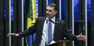 Ungido pelo pai, Flávio Bolsonaro anuncia pré-candidatura