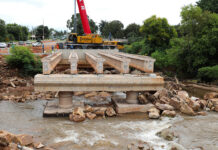 Vigas da nova ponte erguida entre Guará e Núcleo Bandeirante são içadas