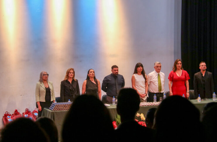 Alunos do Centro Interescolar de Línguas 01 de Brasília celebram formatura em cursos de idiomas