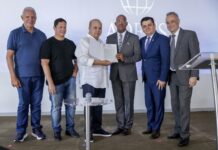 Governador Ibaneis Rocha entrega escritura de templo da Assembleia de Deus Campo Ceilândia Sul