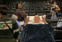 Hospital promove sessão de cinema para paciente internado há um ano