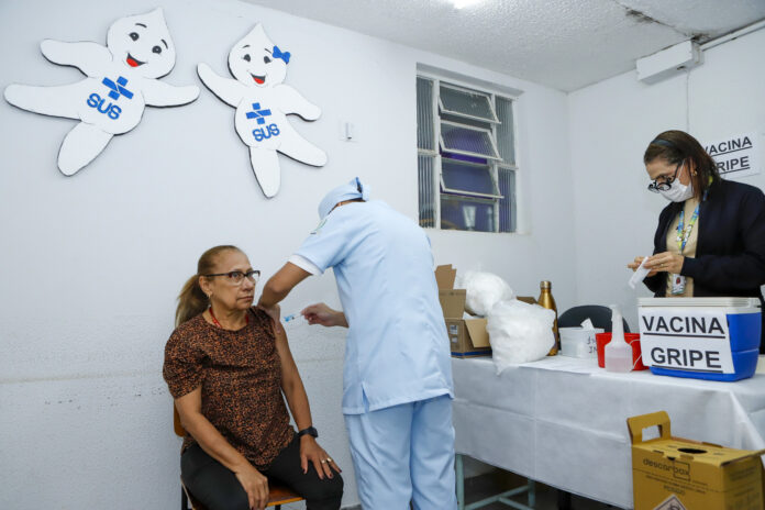 Vacinação contra influenza. Foto Jhonatan Cantarelle - Agência Saúde DF (1)