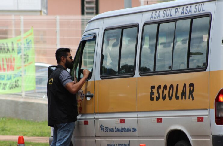 Campanha alerta para cuidados na hora de contratar transporte escolar no DF