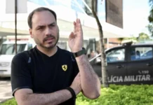 Carlos Bolsonaro exalta Flávio e fala em perseguição: “Verdadeiro guerreiro”
