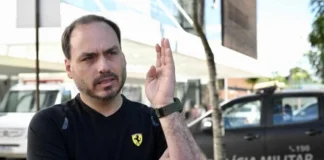 Carlos Bolsonaro exalta Flávio e fala em perseguição: “Verdadeiro guerreiro”