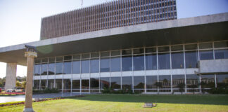 Carlos diz que defesa de Bolsonaro vai pedir domiciliar: “Riscos de morte”