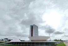 Domingo de céu fechado e chuva marca o tempo no DF