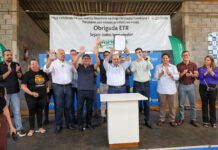 Governador Ibaneis Rocha entrega 111 contratos de uso da terra a produtores do Lago Oeste