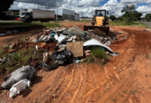Descarte irregular de lixo gera multa na Praça dos Eucaliptos, em Ceilândia Norte