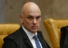 Por que Moraes é quem toma decisões sobre a família Bolsonaro?