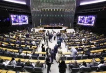 De olho nas urnas, políticos correm para trocar de partido