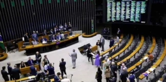 Ao menos 33 parlamentares mineiros trocaram de partido