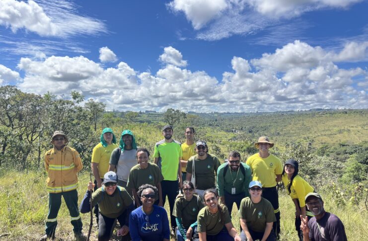 Comunidade e técnicos do Brasília Ambiental percorrem trilha ecológica no Parque Distrital do Recanto das Emas