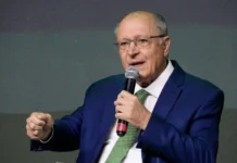 “Clã Bolsonaro pensa mais em si do que no país”, diz Alckmin