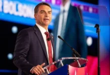 Flávio Bolsonaro vai aos EUA em busca de Trump e agenda positiva em meio a crise e sob olhar atento do governo Lula