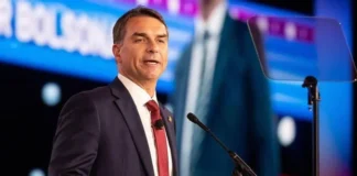 Flávio Bolsonaro vai aos EUA em busca de Trump e agenda positiva em meio a crise e sob olhar atento do governo Lula