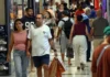 Véspera do Dia das Mães tem lojas e restaurantes cheios