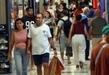 Véspera do Dia das Mães tem lojas e restaurantes cheios