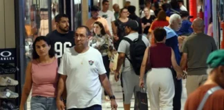 Véspera do Dia das Mães tem lojas e restaurantes cheios