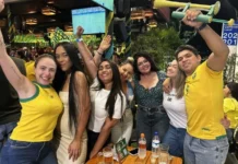 Amigos transformam aniversário de colega em encontro para ver o Brasil na Copa