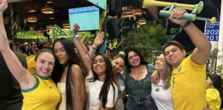 Amigos transformam aniversário de colega em encontro para ver o Brasil na Copa