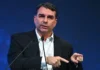 Viagem de Flávio aos EUA é tentativa de se livrar de responsabilidade por tarifaço, diz ministro de Lula