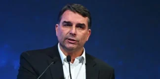 Viagem de Flávio aos EUA é tentativa de se livrar de responsabilidade por tarifaço, diz ministro de Lula
