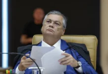 Defesa de Flávio Bolsonaro pede que Fachin tire Dino de caso “Dark Horse”