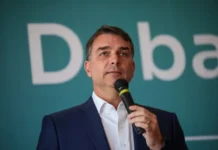 Flávio Bolsonaro é denunciado no TSE