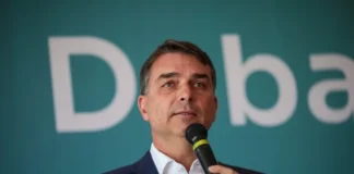 Flávio Bolsonaro é denunciado no TSE