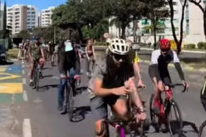 Ciclistas pedalam por mais segurança no trânsito do DF