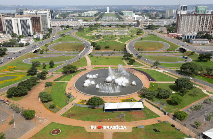 Como funcionam os ônibus turísticos e os centros de atendimento para conhecer Brasília