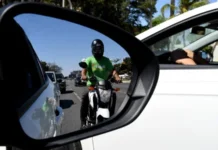 Corrida contra o algoritmo expõe entregadores a riscos no trânsito