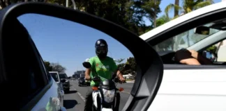 Corrida contra o algoritmo expõe entregadores a riscos no trânsito