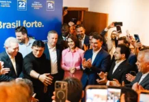 Michelle e Flávio Bolsonaro se reaproximam em gravações para campanha
