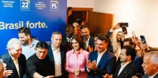 Michelle e Flávio Bolsonaro se reaproximam em gravações para campanha