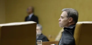Dino questiona se Mendonça pode ser “juiz de si mesmo” e cita encontro com Vorcaro