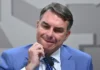 Viagens internacionais e jatinho de Vorcaro: os vínculos de Flávio Bolsonaro com Willer Tomaz, alvo da PF no escândalo do INSS