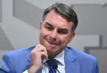 Viagens internacionais e jatinho de Vorcaro: os vínculos de Flávio Bolsonaro com Willer Tomaz, alvo da PF no escândalo do INSS