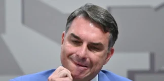 Viagens internacionais e jatinho de Vorcaro: os vínculos de Flávio Bolsonaro com Willer Tomaz, alvo da PF no escândalo do INSS