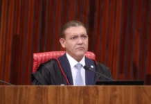 TSE avalia punir Flávio por uso de IA com imagem de Jair Bolsonaro