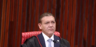 TSE avalia punir Flávio por uso de IA com imagem de Jair Bolsonaro