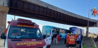 Colisão entre ônibus, carreta e carro deixa oito feridos em Santa Maria