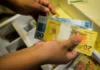 O que Flávio Bolsonaro e Lula propõem sobre reajuste do salário mínimo e aposentadorias
