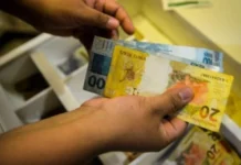 O que Flávio Bolsonaro e Lula propõem sobre reajuste do salário mínimo e aposentadorias