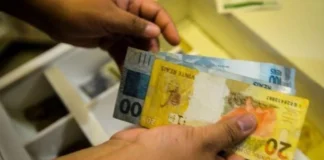 O que Flávio Bolsonaro e Lula propõem sobre reajuste do salário mínimo e aposentadorias
